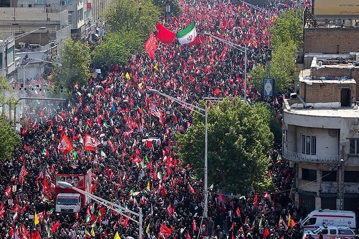 م// آسمان تهران هم برای قاب گرفتن مردم کوچک بود م// آسمان تهران هم برای قاب گرفتن مردم کوچک بود