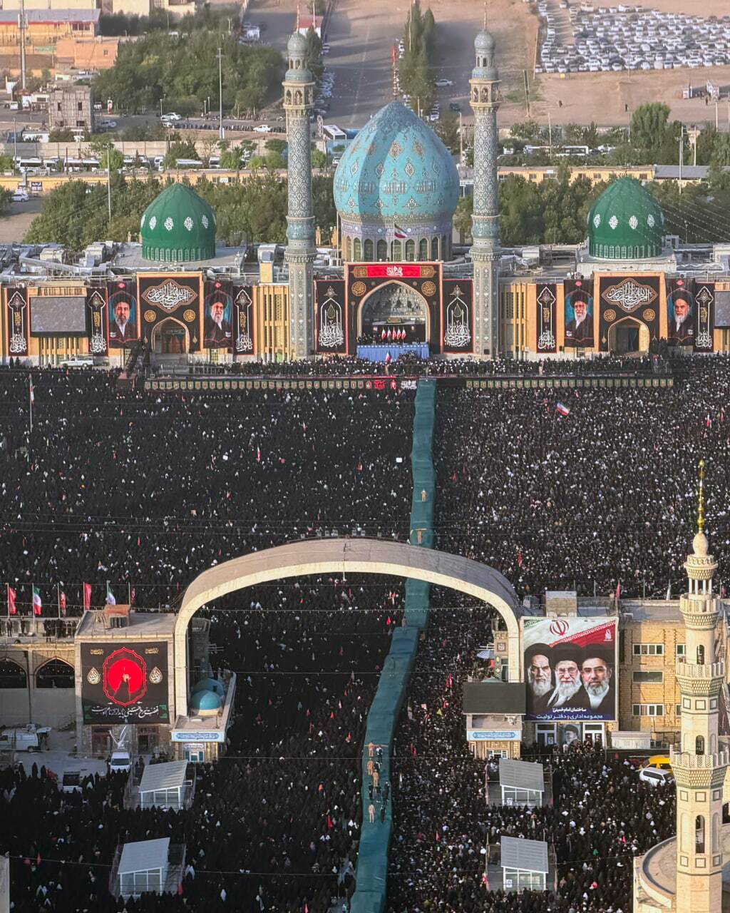 اقامه نماز آیت الله جوادی بر پیکر مطهر امام شهید + فیلم و تصاویر