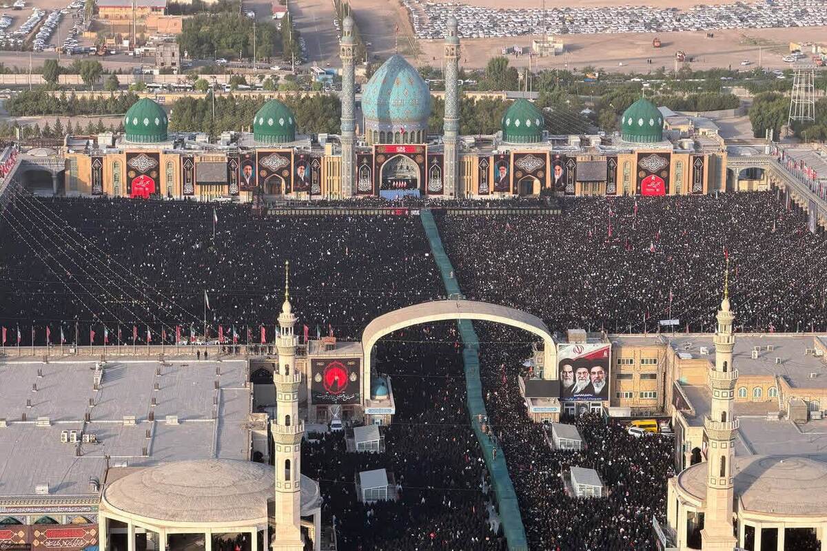 اقامه نماز آیت الله جوادی بر پیکر مطهر امام شهید + فیلم و تصاویر