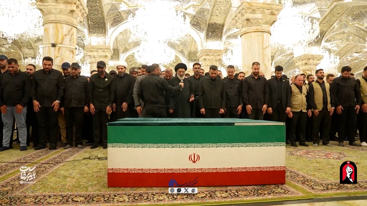 اقامه نماز بر پیکرهای شهدای خانوادۀ «آقای شهید ایران» در حرم مطهر حضرت امیرالمومنین