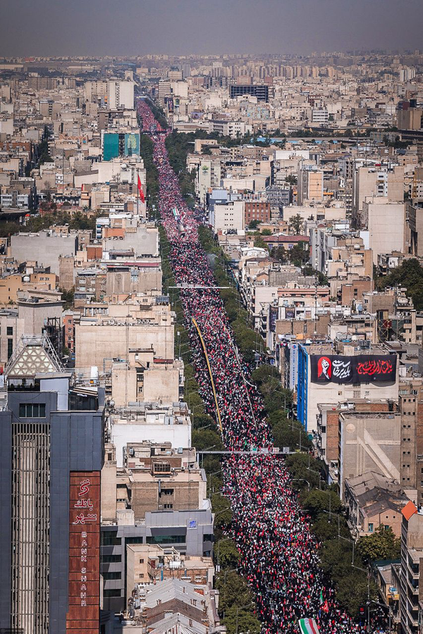 گیجی خبری اینترنشنال در برابر تشییع میلیونی پیکر رهبر شهید