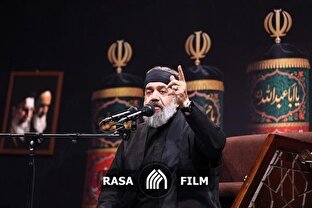 لحظاتی از شعرخوانی آقای محمود کریمی | با تبسم گفت ای ایران بخوان...