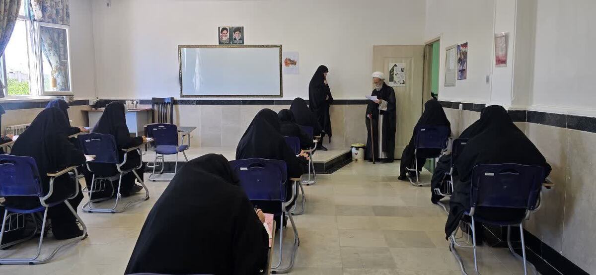 آیت‌الله باقری بنابی از امتحانات پایان‌ترم طلاب بازدید کرد