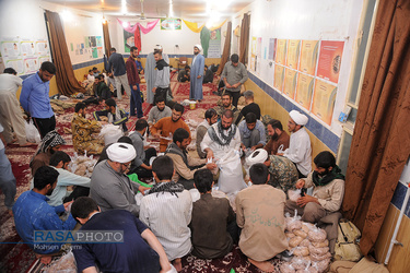 فعالیت جهادی طلاب استان خوزستان در مناطق سیل زده شادگان | بسته بندی حبوبات جهت توزیع در مناطق محاصره شده در سیل