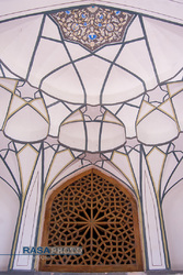 استفاده از هنر نجاری و نوع رنگ آمیزی طاق حجره های  حوزه علمیه صدر بازار اصفهان