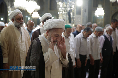 اقامه نماز جماعت ظهر و عصر به امامت حضرت آیت الله سبحانی در حرم مطهر رضوی