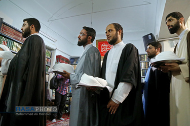 مراسم عمامه‌گذاری طلاب در بیوت مراجع تقلید در روز عید سعید غدیر
