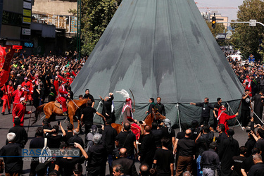 مراسم خیمه سوزان ظهر عاشورا در بازار تهران