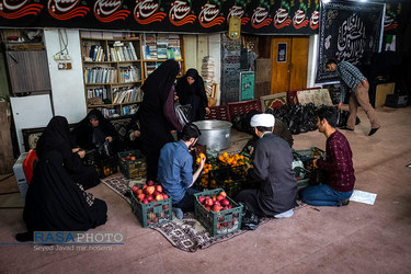 تقسیم شادی های شب یلدا با محرومان