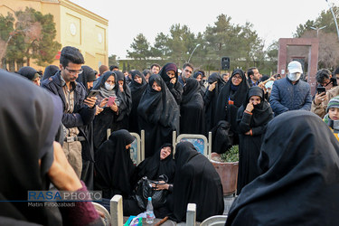 عزاداری شهادت حاج قاسم سلیمانی در کنار مزار شهید کاظمی