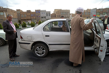 ضد عفونی خودرو‌ها توسط طلاب و بسیجیان