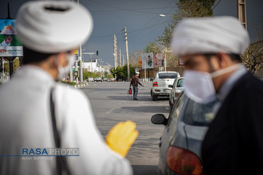 ضد عفونی خودرو‌ها توسط طلاب و دانشجویان در شیراز