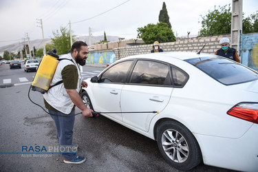 ضد عفونی خودرو‌ها توسط طلاب و دانشجویان در شیراز