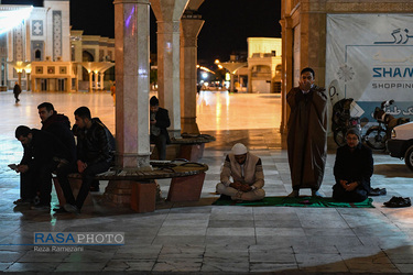 در‌های حرم مطهر حضرت معصومه (سلام الله علیها) از ۲۶ اسفند ۱۳۹۸ به روی زائران بسته شد. اکنون شاهد جلوه‌های زیبای کمتر دیده شده، از ابراز ارادت به محبان خاندان پیامبر هستیم.