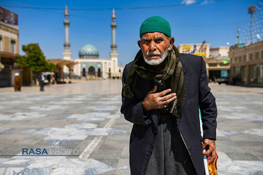 در‌های حرم مطهر حضرت معصومه (سلام الله علیها) از ۲۶ اسفند ۱۳۹۸ به روی زائران بسته شد. اکنون شاهد جلوه‌های زیبای کمتر دیده شده، از ابراز ارادت به محبان خاندان پیامبر هستیم.