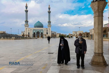 در‌های حرم مطهر حضرت معصومه (سلام الله علیها) از ۲۶ اسفند ۱۳۹۸ به روی زائران بسته شد. اکنون شاهد جلوه‌های زیبای کمتر دیده شده، از ابراز ارادت به محبان خاندان پیامبر هستیم.