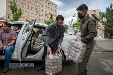 توزیع ۳۱۳ بسته افطاری ساده توسط طلاب جوان مدرسه علمیه نورالاصفیاء