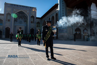 تعویض پرچم حرم مطهر حضرت احمد بن موسی در روز ولادت امام حسن مجتبی (علیه اسلام)