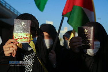 تجمع جمعی از دانشجویان و طلاب در حمایت از مردم مظلوم فلسطین درفرودگاه امام