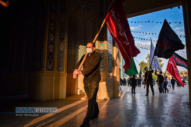 آیین تعویض پرچم حرم حضرت احمد بن موسی الکاظم در شیراز