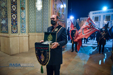 مراسم لاله‌گردانی شام غریبان در حرم مطهر احمد بن موسی (ع)