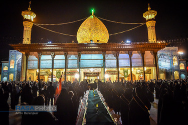 مراسم لاله‌گردانی شام غریبان در حرم مطهر احمد بن موسی (ع)