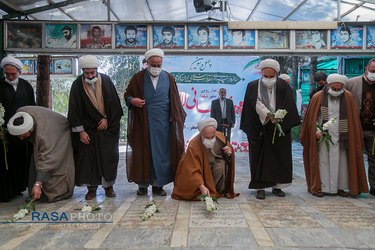 تجدید پیمان اعضای دفتر مقام معظم رهبری در قم با امام و شهدا