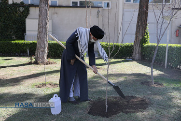 کاشت نهال توسط مقام معظم رهبری به مناسبت روز درختکاری