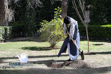 کاشت نهال توسط مقام معظم رهبری به مناسبت روز درختکاری