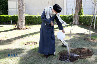 کاشت نهال توسط مقام معظم رهبری به مناسبت روز درختکاری