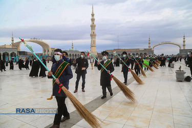 آئین جاروکشی خادمان مسجد مقدس جمکران در آستانه نیمه شعبان