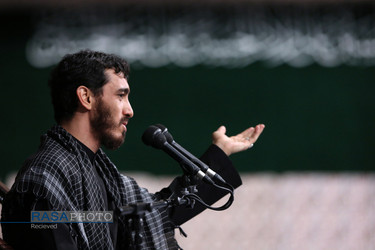 عزاداری شب تاسوعای حسینی با حضور رهبر انقلاب در حسینیه امام خمینی (ره)