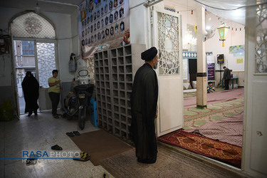 سفره پر برکت افطاری ساده در مسجد مدنی قم