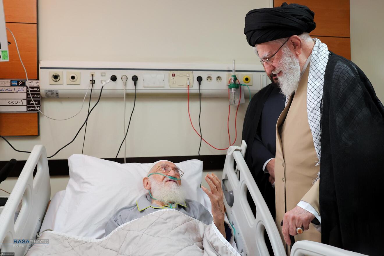 عیادت مقام معظم رهبری از حضرت آیت‌الله نوری همدانی
