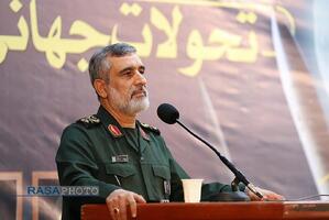 تصاویری از فرمانده شهید هوافضای سپاه سردار حاجی زاده
