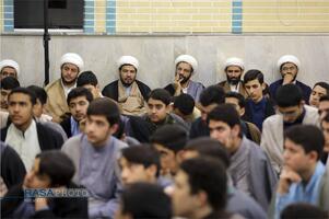 حضور آیت الله مروی در حجرات و گفتگوی صمیمی با طلاب در جریان بازدید از مدرسه علمیه جهانگیرخان قم