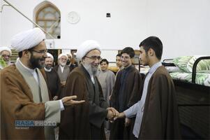 حضور آیت الله مروی در حجرات و گفتگوی صمیمی با طلاب در جریان بازدید از مدرسه علمیه جهانگیرخان قم