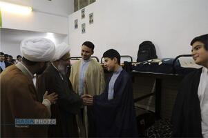 حضور آیت الله مروی در حجرات و گفتگوی صمیمی با طلاب در جریان بازدید از مدرسه علمیه جهانگیرخان قم