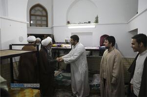 حضور آیت الله مروی در حجرات و گفتگوی صمیمی با طلاب در جریان بازدید از مدرسه علمیه جهانگیرخان قم