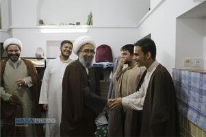 حضور آیت الله مروی در حجرات و گفتگوی صمیمی با طلاب در جریان بازدید از مدرسه علمیه جهانگیرخان قم