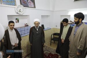 حضور آیت الله مروی در حجرات و گفتگوی صمیمی با طلاب در جریان بازدید از مدرسه علمیه جهانگیرخان قم