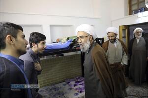 حضور آیت الله مروی در حجرات و گفتگوی صمیمی با طلاب در جریان بازدید از مدرسه علمیه جهانگیرخان قم