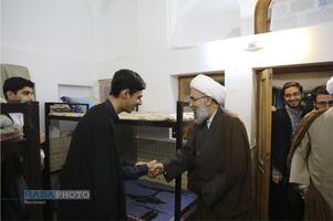 حضور آیت الله مروی در حجرات و گفتگوی صمیمی با طلاب در جریان بازدید از مدرسه علمیه جهانگیرخان قم