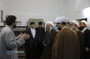 حضور آیت الله مروی در حجرات و گفتگوی صمیمی با طلاب در جریان بازدید از مدرسه علمیه جهانگیرخان قم