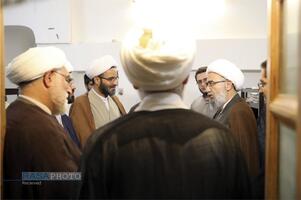 حضور آیت الله مروی در حجرات و گفتگوی صمیمی با طلاب در جریان بازدید از مدرسه علمیه جهانگیرخان قم