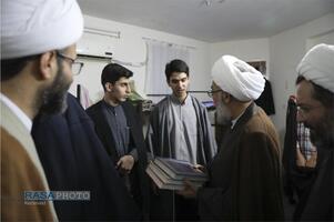حضور آیت الله مروی در حجرات و گفتگوی صمیمی با طلاب در جریان بازدید از مدرسه علمیه جهانگیرخان قم