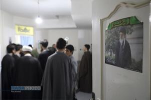 حضور آیت الله مروی در حجرات و گفتگوی صمیمی با طلاب در جریان بازدید از مدرسه علمیه جهانگیرخان قم