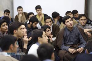 حضور آیت الله مروی در حجرات و گفتگوی صمیمی با طلاب در جریان بازدید از مدرسه علمیه جهانگیرخان قم