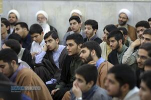 حضور آیت الله مروی در حجرات و گفتگوی صمیمی با طلاب در جریان بازدید از مدرسه علمیه جهانگیرخان قم