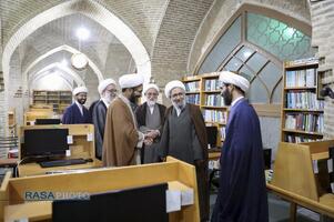 حضور آیت الله مروی در حجرات و گفتگوی صمیمی با طلاب در جریان بازدید از مدرسه علمیه جهانگیرخان قم